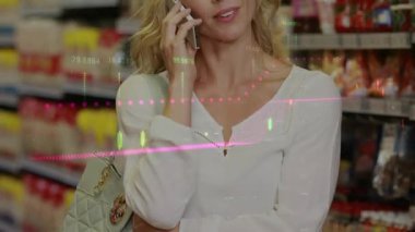 Alışveriş torbası gelen piyasa çağrısına cevap verirken çantanın ayarlanması, piyasa çizelgeleri. Kadın, market, koridor, el çantası, sohbet, üst üste, şamdan.