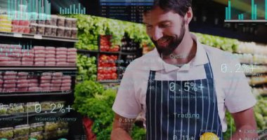 Market işçisi portakallara ulaşıp onları idare ediyor, satışları teşvik ediyor, yüzde yüz grafiklere neden oluyor. Analizler, veriler, kaplama, üretim, koridor, çalışan, önlük