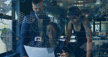 Beyaz belgeyi gözden geçiriyoruz, iş kıyafetleri içinde ekip ofise doğru eğiliyor ve verileri üst üste koyuyor. İşbirliği, analitik, görselleştirme, siber güvenlik, modern, gün ışığı, açılış planı