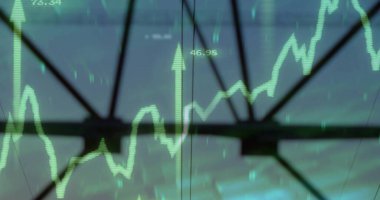 Cam paneller ve çelik kirişlerin üzerinde sayısal etiketlerle dijital yeşil borsa grafiği gösteriliyor. Grafik, finans, piyasa, veri, projeksiyon, görüntü, deniz mavisi