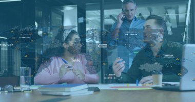 Ofiste gündelik teftiş belgelerinde harita kaplaması ve akıllı telefonla üç meslektaşı tartışmak. İşbirliği, takım, analitik, veri, sunum, strateji, modern