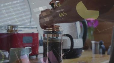 Bir adamın elleri mutfakta pompaya basıyor. Elleri üzerinde veri taşıyan biraları filtreliyor. Fransız presi, kahve, ahşap, tezgah, bilgi grafikleri, grafikler, dünya haritası.