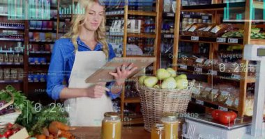 Perakende satış yapan kadın panoya tıklıyor ve satışları gösteren tablolarla sunuluyor. Pazar, üretim, satıcı, raflar, pullar, sepet, kırsal