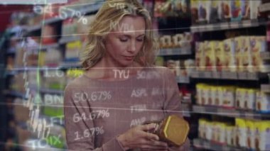 Kavanoz seçen ve etiketleri okuyan bir kadın, koridoru kaplayan ve yol gösteren alışverişini yapan pazar grafikleri. Market, alışveriş, ambalaj, üretim, perakende, finans, şamdan