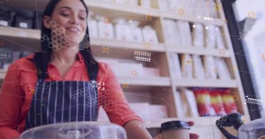 Bir kadın kahve fincanı alıcısı olarak kahve fincanı veriyor, saatli telefon işlemleri için ödeme yapıyor, AR da bu sırada ortaya çıkıyor. Cafe, barista, müşteri, bağlantı yok, işlem, pasta, ekran