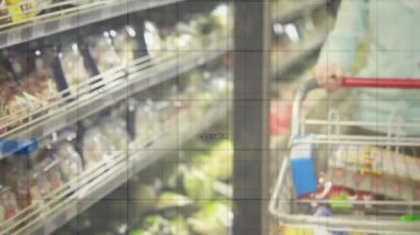 Market alışverişçisi alışveriş arabasını itiyor, listeyi kullanıyor, çizelgeler ve şebeke onu kaplarken ürünleri seçiyor. Süpermarket, müşteri, sebze, sebze, koridor, cihaz, perakende