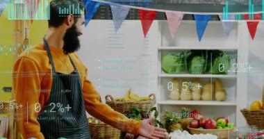 Tedarikçi tezgahta ürünleri sunmak için el uzatıyor, satıcı üzerinde yüzen finansal grafikleri gösteriyor. Satıcı, pazar, meyve, sebze, sepet, mağaza önü, vitrin