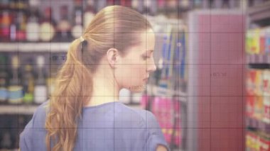 Kadın alışverişçi perakende koridorunda yürüyor, ürünlere ulaşıyor ve şebekeye ve çizgi grafiklerine neden oluyor. Kadın, alışveriş, süpermarket, dinamik, üst üste, analitik, kulaklık