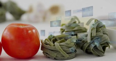 Görünen paneller domateslerin üzerine sola kayıyor, makarna; kamera sağa dönüyor, UI fayanslarını oluşturuyor. Üretim, sebze, parlak, stüdyo, kaplama, grafikler, bokeh