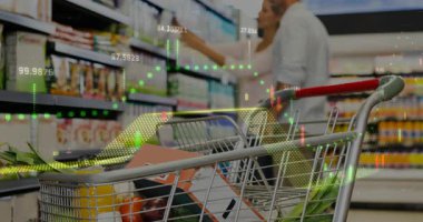 Müşteriler rafları tarıyor, fiyatları karşılaştırıyor, bütçe planlaması için el arabasının üzerinde finans grafikleri görünüyor. Trolley, basket, süpermarket, koridor, depo, veri, kaplama