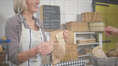 Pastane satıcısı, alıcıların el süpürme şebekesi ve grafiği olarak satın almalarına öncülük eden kağıt torbaları açıyor. Hamur işi, ekmek, tezgah, müşteri, satıcı, dost canlısı, sıcak