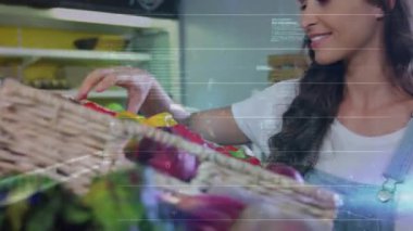 Marketteki kırmızı biberi inceleyen sepetin içine uzanan kadın HUD kalitesini gölgeliyor. Üretim, pazar, taze, alışveriş, ekran, kırsal, tabela