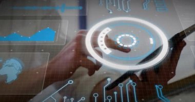 Erkek eller tableti tıklatıyor, sol parmak halkaları ayarlamak ve teknik verileri görmek için HUD dönüşünü başlatıyor. Aygıt, dokunmatik ekran, arayüz, gösterge paneli, analiz, veri, devre