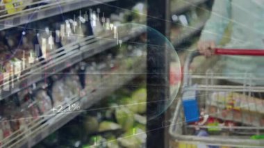 Alışveriş listesini kontrol eden ve Mart koridorundan ürün seçen, bütçe için rafla hizalanan finans tablosu. Bakkal, süpermarket, tüketici, kadın, dünya, veri, analitik