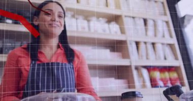 Kahve dükkanındaki barista müşteri takibi olarak telefonu tutuyor. Kırmızı grafik kaplamalı işlem satışı. Ödeme, giyilebilir, ulaşılamaz, kahve, telefon hatları, cihaz, perakende