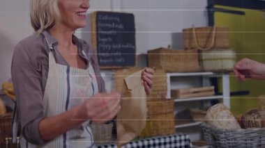 Müşteri ödemek için elini uzatıyor, esnaf fırında kahverengi çantayı açıyor, siparişi verirken elini uzatıyor. Tezgah, önlük, çizgili, kırsal, hasır, sepet, ekmek