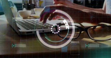 Eller havada asılı duruyor, tuşlara basıyor ve Klavye üzerinde titreşen İHD gelişirken teknolojik işler için yazı yazıyor. Laptop, çalışma alanı, üst üste, arayüz, kollar, bardaklar, mutfak