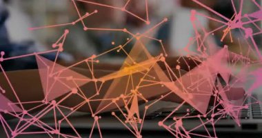 Çalışma alanında dizüstü bilgisayarda yazan öğrenci, animasyon üçgenleri başlatıyor, eğitim verilerini gösteren düğümler. Ağ, geometrik, soyut, neon, canlı, işbirliği, sınıf