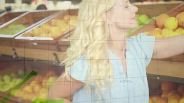 Kadın alışverişçi rafa ulaşıyor turuncu kokulu kontrol tadı geliyor, yeşil çizelge yükseliyor. Üretim, meyve, müşteri, pazar, koridor, turunç, yol çizgileri
