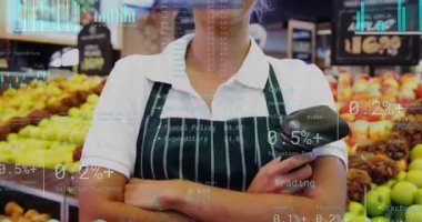 Kamerayı yakınlaştıran market tezgahtarı, tomografiyi açarken gülümsüyor ve HUD grafiklerini aşırı yüklüyor. Barkod, mağaza, personel, elma, koridor, müşteri, dost