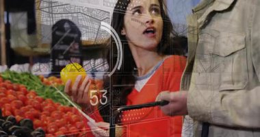 Sarı biber tutan bir kadın telefonu kontrol ediyor, HUD animasyon numaralarının market seçimine rehberlik etmesine neden oluyor. Çift, üretim, sebze, domates, patlıcan, kapsiyum, sepet