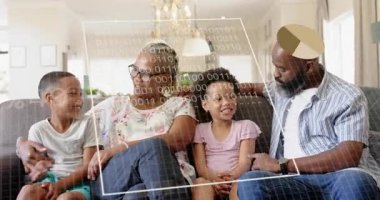 Aile kanepesinde oturup gülümserken veri besleme başlar, HUD pasta grafikleri yüzleri kaplar, teknolojiyi analiz eder. Çoklu nesil, yakınlık, kanepe, parlak, sıcak, etkileşim, bilgi grafikleri