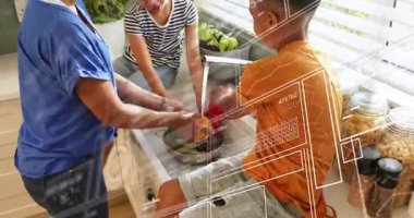 Musluk dönüşümü, çocuklara rehberlik eden bir kadın yemek pişirmek için dolma biber yıkıyor, insan kaynakları takip sürecini örtüyor. Aile, mutfak, sebze, durulama, süzgeç, güneş ışığı