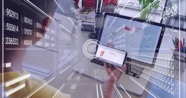 Dizüstü bilgisayar raporlarını kontrol ederken masada dönen adam karşılaştırma için finans tablolarını gösteriyor. İşbirliği, ofis, analiz, veri, odaklanma, üretkenlik, fütüristik