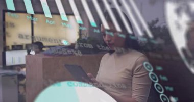 Teknoloji ofisinde üst üste bindirme, tablet kaydıran kadın, çizelgeler yüzünü gizliyor. Aygıt, odaklanma, işbirliği, açılış planı, işyeri, gösterge paneli, dünya