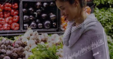 Kadın markette alışveriş yaparken yeşillikleri inceliyor, çerçeveyi süpüren beyaz örtüler başlatıyor. Ürün, sebze, market, alışverişçi, vitrin, taze, renkli