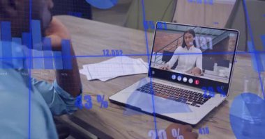 Kadın çizelgeleri gösterirken, adam masada dizüstü bilgisayarı izliyor. Analizlerin gözden geçirilmesine neden oluyor. Profesyonel, uzaktan, konferans, ölçüler, görselleştirme, işbirliği, özen