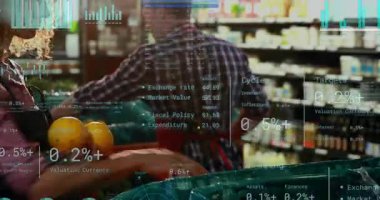 Kadın portakal seçiyor ve kalitesini kontrol ederken finans tabloları müşterileri ve rafları örtüyor. Citrus, uretim, market, süpermarket, araba, önlük, koridor