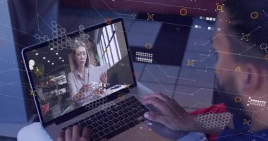 Pist tıkırdatan bir adam, evrakları inceleyen bir kadını izleyen bir adam, iş için bilgisayarları süpüren bir büyü. Uzaktan, konferans, işbirliği, profesyonel, kafe, gün ışığı, belgeler