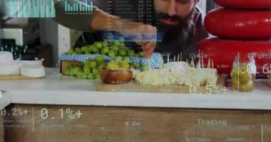 Erkek yemek hazırlayıcısı hazırlamaya başlıyor. Peynir ısırıkları hazırlıyor. Üzüm topluyor. Sakallı, sunucu, zanaatkar, şarküteri, kırsal, şarküteri, örnekleme