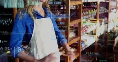 Market sahibi, kamera yaklaşırken poz değiştiriyor ve mavi-yeşil ürünü ön plana çıkarıyor. Mağaza, perakende, butik, uzmanlık alanı, raflar, ahşap, ambalaj