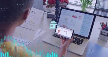 Analizci telefonu dizüstü bilgisayarın üzerinde tutarken dalga formu ve simgeler işe yardım ederken ortaya çıkarma grafiğini çıkarıyor. Akıllı telefon, veri, analiz, işbirliği, takım çalışması, ofis, çalışma alanı