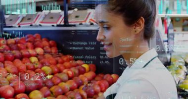 Kadın perakende güncellemesine tepki veren tezgahtarı üretiyor, elmaları hazırlıyor, dönüyor ve gülümsüyor. Meyve, pazar, vitrin, raflar, personel, tazelik, verimlilik