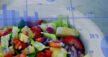 Mavi veri kayarken ve ananas ve domatesi güncellerken kamera kasede kayıyor. Salata, yeşiller, kaplama, bilgi, grafikler, ızgara, stüdyo