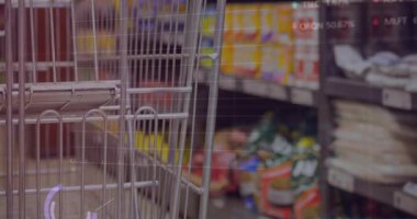 İtme arabası koridorda hareket ediyor satış verileri kısaca bulanık rakamların kaybolduğunu gösteriyor. Tramvay, metal, çerçeve, raylar, perakende, üst üste, dijital