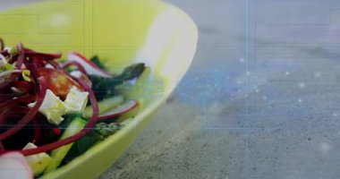 Kamera odaklanıyor, yer değiştiriyor, sarı-yeşil kaseyi ortaya çıkarıyor, salatayı gösteriyor, sağ üst üste biniyor. Bulaşık, yeşiller, pancar, feta, zoodles, canlı, mutfak