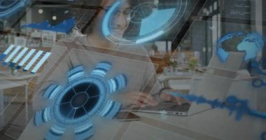 Birlikte çalışırken dizüstü bilgisayarda yazan bir adam holografik teknoloji HUD 'nin veri tabloları ve küreyle dönmesini sağlıyor. Çalışma alanı, kafe, gün ışığı, odaklanma, üretkenlik, profesyonel, artırılmış