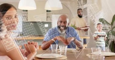 Oturan adam el kol hareketi yapıyor, servis tabakları getiriyor, yemek tabakları hazırlıyor, veri diyagramları olay yerini örtüyor. Çoklu nesil, toplanma, mutfak, modern, parlak, gündelik, masa