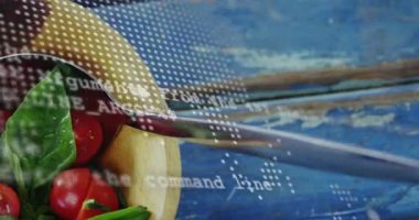 Noktalı kaplama salata kasesinin üzerinden kaymaya başlıyor fesleğen domates yarımının kamerayı daha da yaklaştırdığını gösteriyor. Kırsal, mavi, ahşap, doku, ışıltılı, üretim, yeşiller