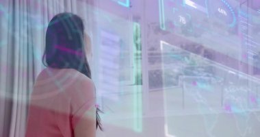 Anne yaklaşıyor, sonra kızına sarılıyor, sağlık için etraflarında çizelgeler belirirken rahatlıyor. Aile, bağ, yaşlı bakımı, ev, holografik, arayüz, dijital