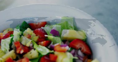 Beyaz kasenin üzerinde beliren üst üste, hareket eden simgeler, kamera kaymaları, görselleştirme verileri. Kase, salata, renkli, taze, yakın çekim, düz yatak, stüdyo