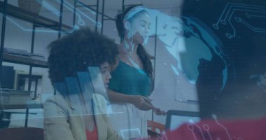 Açık renk ceket giyen, kolsuz bluz giyen, teknoloji ofisinde dizüstü bilgisayar ve tablet kullanan çalışan kadınlar. Takım, iş, modern, teknoloji, çalışma alanı, işbirliği, yenilik