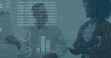 Ofis çizelgelerini incelerken solda işaret eden merkez adamı beyaz gömleği sunuyorum. Sunucu, veri, grafikler, işbirliği, toplantı, beyaz tahta, mavi