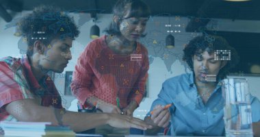 Kırmızı kazaklı kadın ve toplantı masasında HUD kaplamalı belgeleri inceleyen iki adam. İşbirliği, takım çalışması, görselleştirme, analitik, veri, dünya haritası, ofis