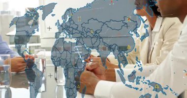 Cam masaya yaslanan iş ekibi, kalem hareketi başlatan harita zayıflıyor, strateji için verileri canlandırıyor. Şirket, toplantı, konferans, meslektaşlar, işbirliği, şehir manzarası, gün ışığı