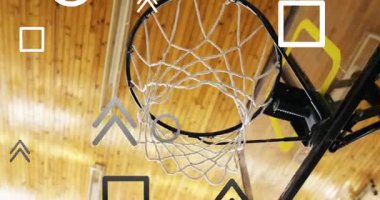 Kamera yukarı eğildi, halka ve ağ sallanırken arka tahtadaki desteği açığa çıkarmak için sürükleniyor. Hoop, basketbol, spor salonu, ahşap, tavan, floresan, hareket